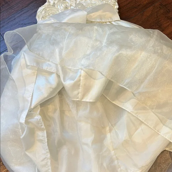 Elegant Cream Sleeveless Dress - Picture 4 of 4